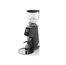 Tumši melns